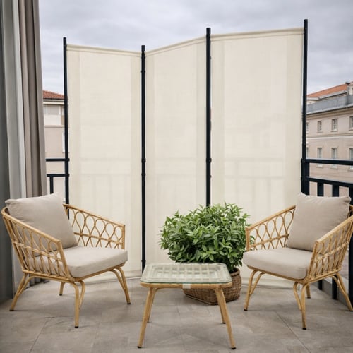 Balkonmöbel in einem Mehrfamilienhaus 