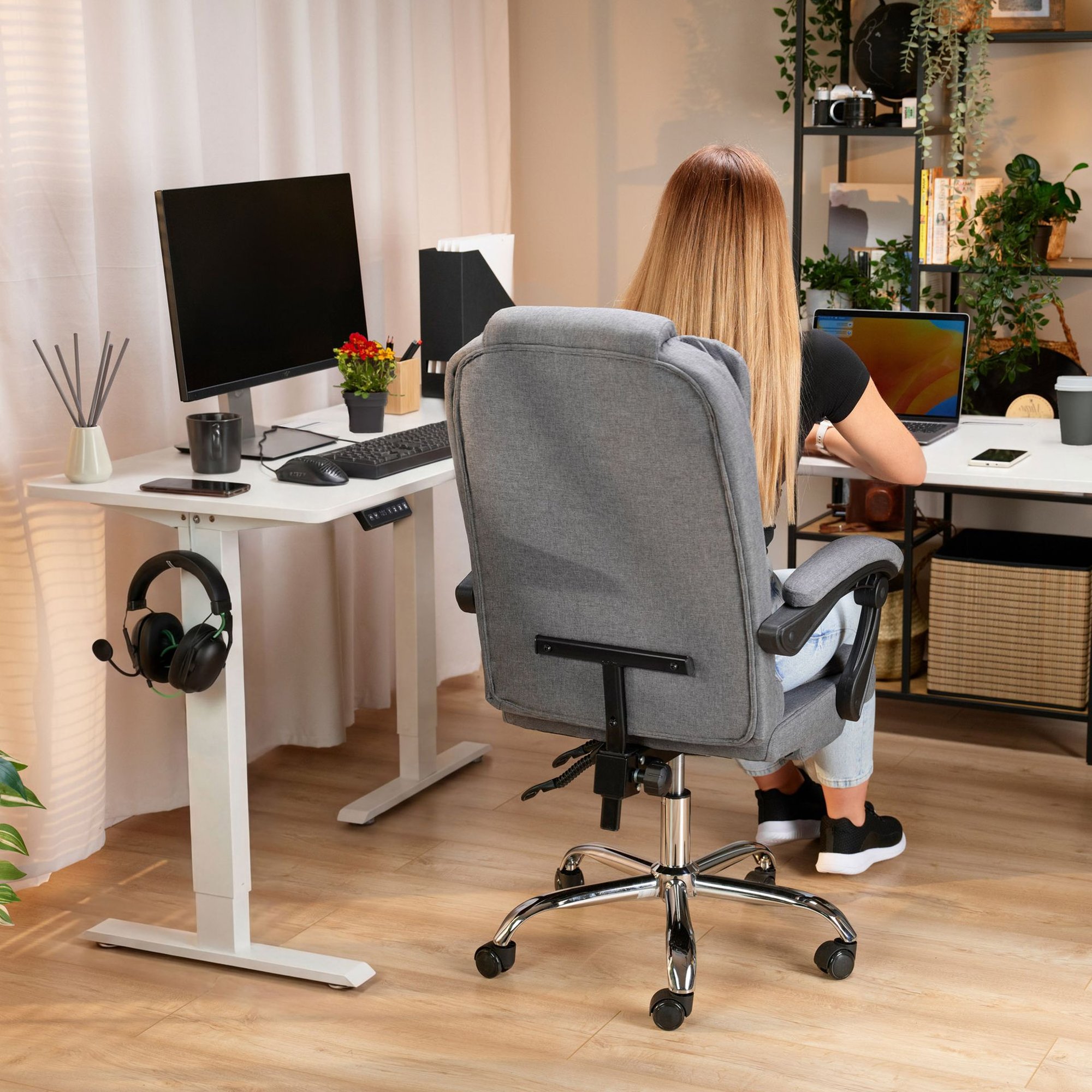 Model Trani je rohový pracovní stůl, který se výborně hodí do různých prostor