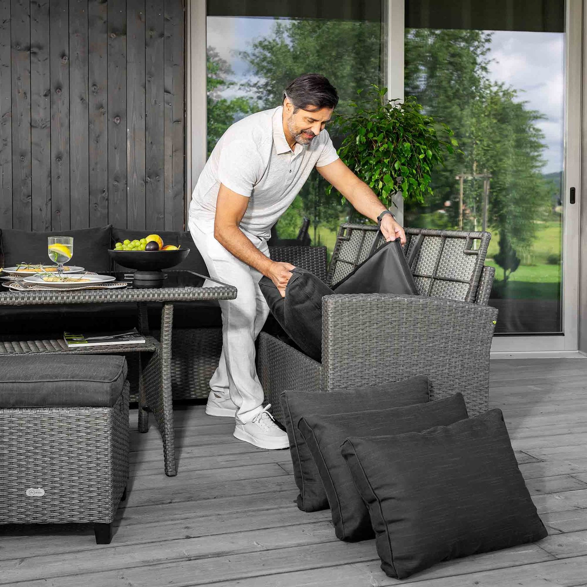 Sedací souprava Rossano má zabudovaný box určený pro uložení polštářů