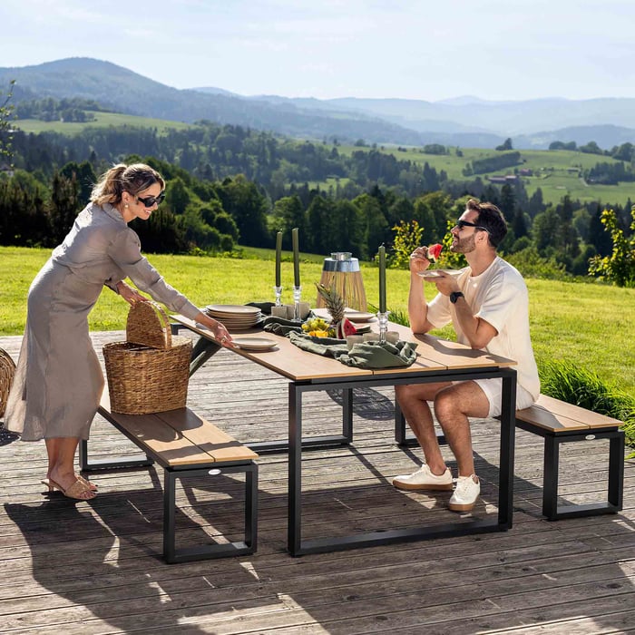 Velký jídelní stůl s prostornou deskou je praktický a stylový zahradní nábytek, který poskytuje optimální množství prostoru pro pohodlné stolování. 