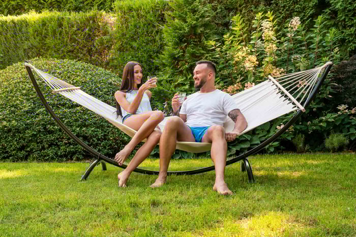 Díky funkčnímu rámu můžete houpací síť umístit kamkoli chcete - do zahrady, pod váš oblíbený strom, na terasu nebo na balkon. 