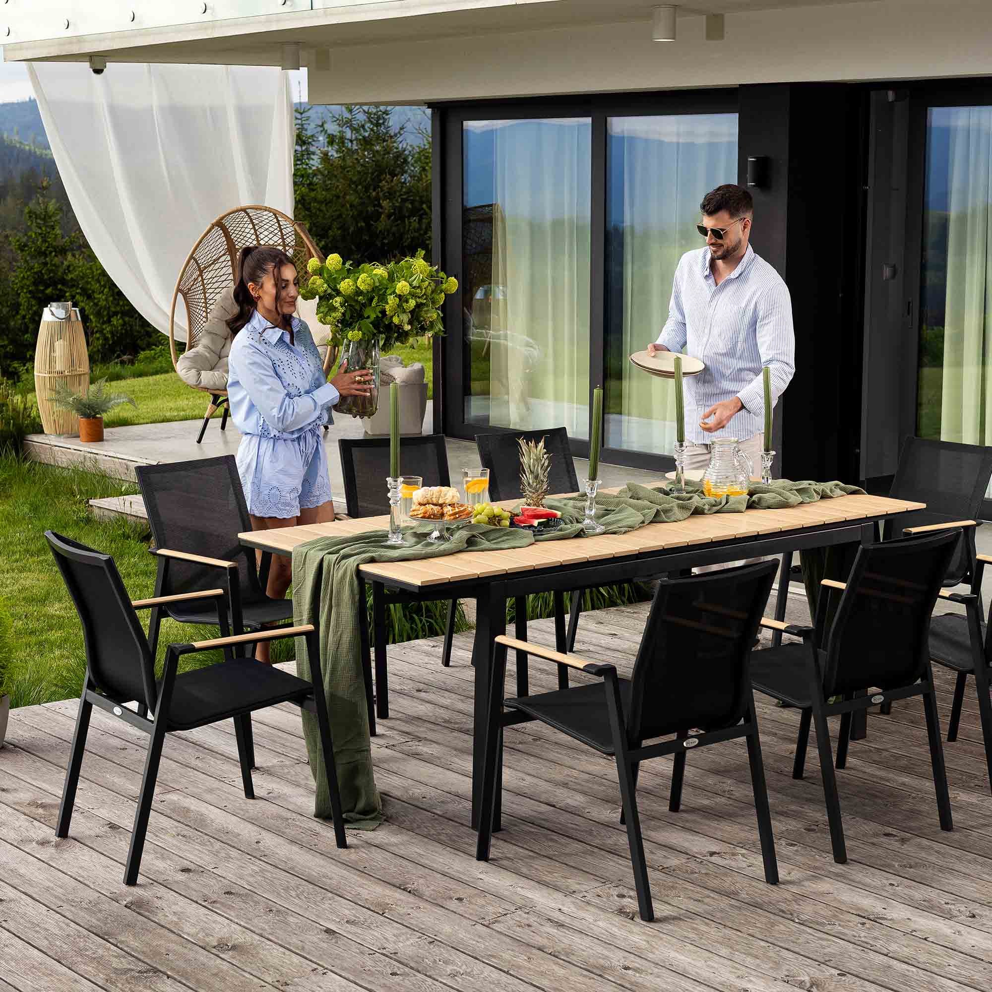 Prostorný jídelní stůl s praktickou funkcí rozkládání poskytuje