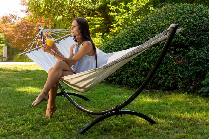 Houpací síť je vyrobena z plátna (320g/m2, směs bavlny a polyesteru), které je dostatečně pevné.