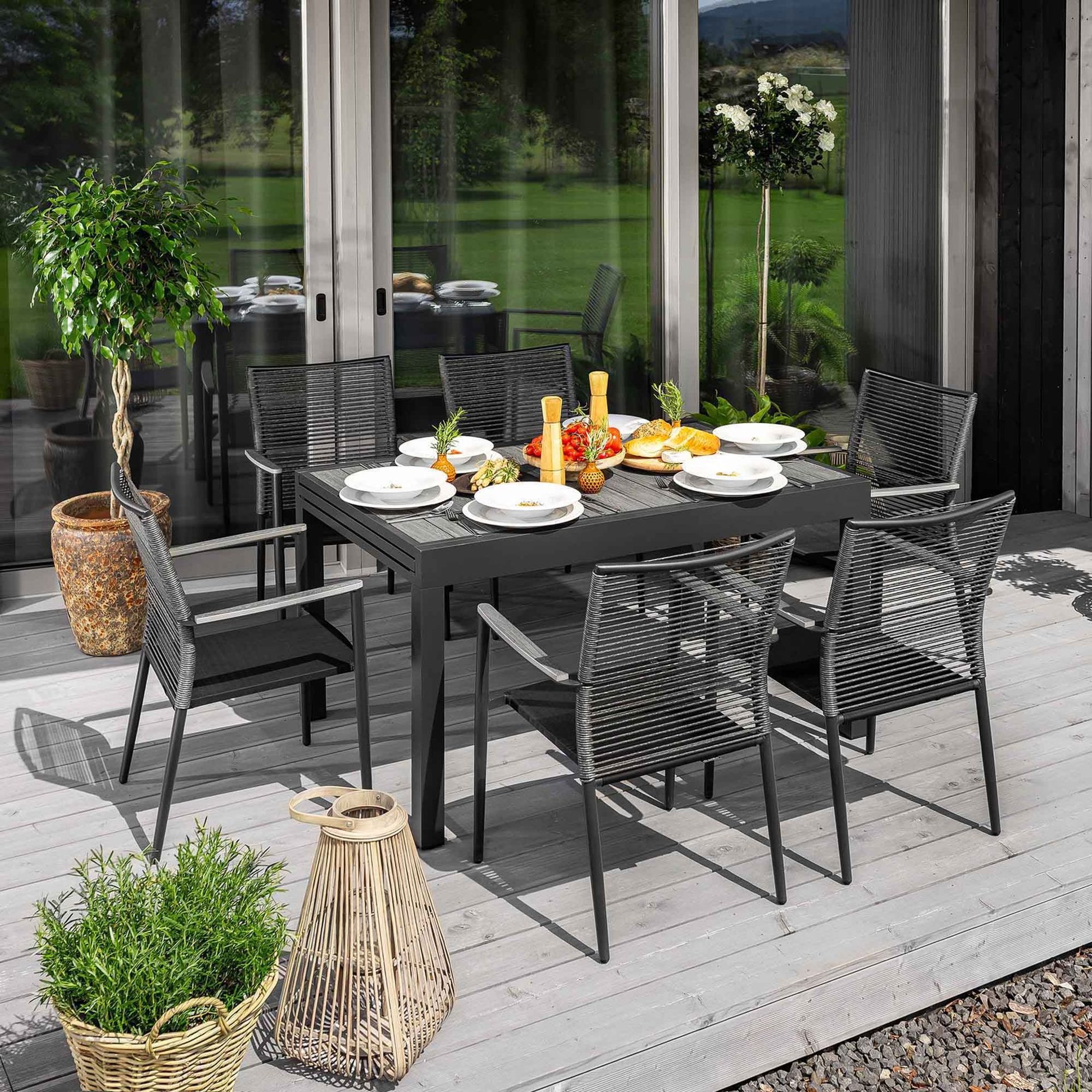 Ústředním bodem sady zahradního nábytku Gavo 6+1 je pevný skládací stůl o rozměrech 135/270 × 74 cm