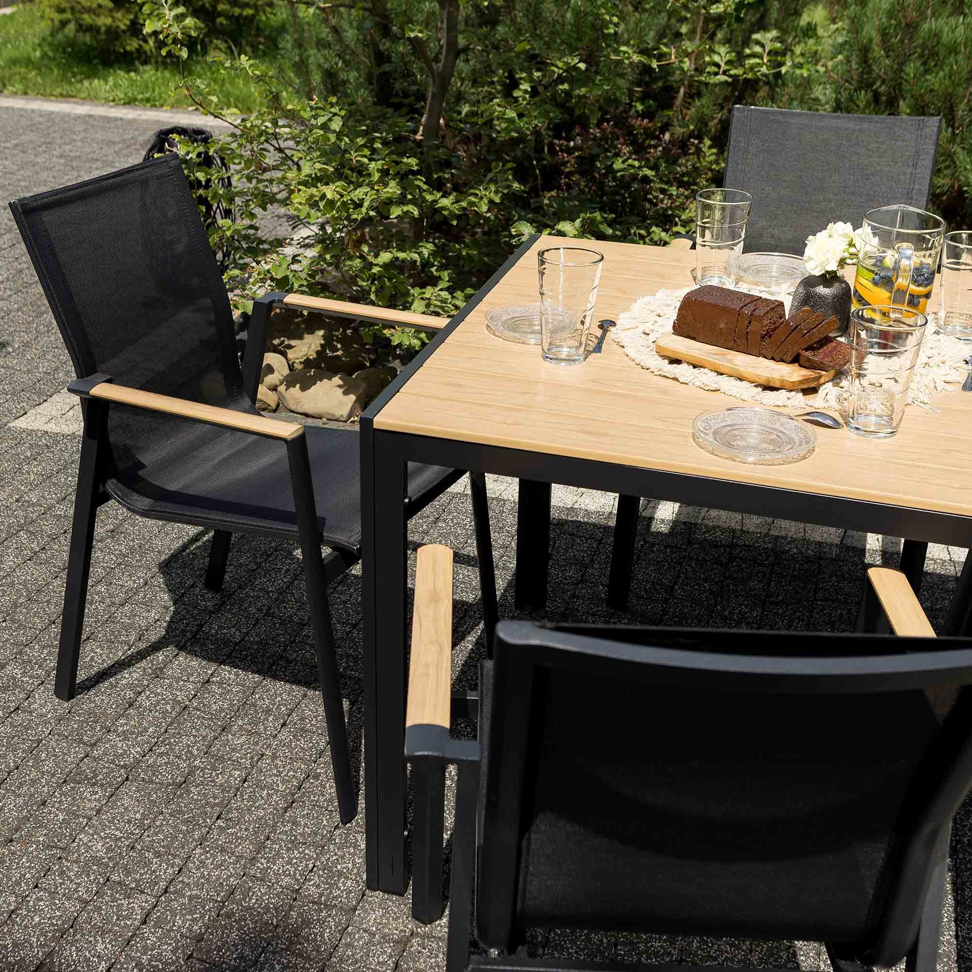 Čtvercová stolová deska Pesaro je vyrobena z moderního materiálu polywood