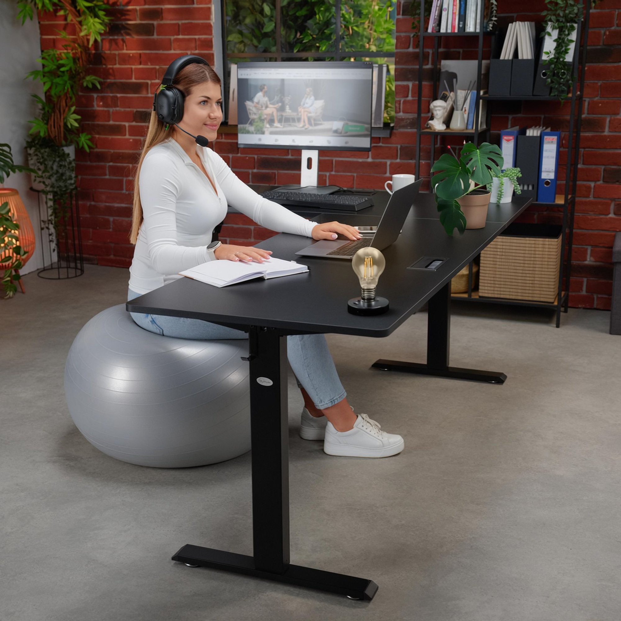 Model Trani je rohový pracovní stůl, který se výborně hodí do různých prostor