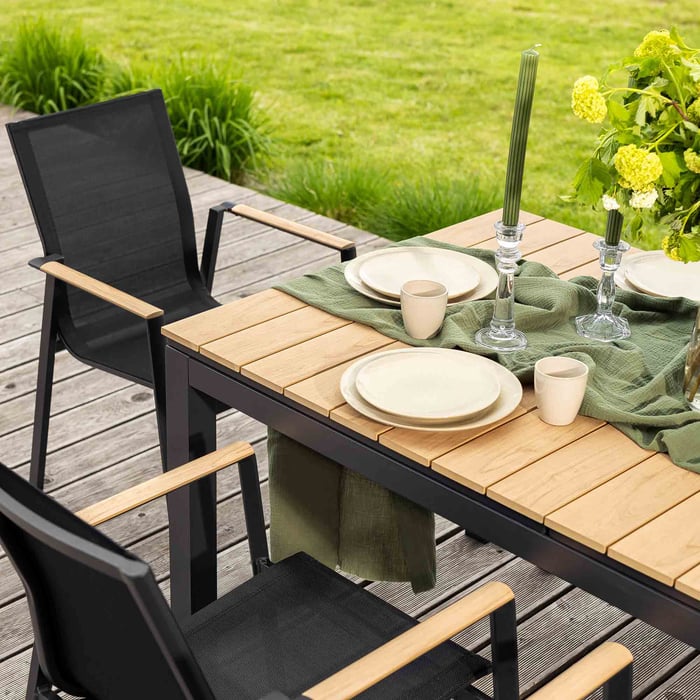 Konstrukce židle Buti je vyrobena z hliníku v sytě černé barvě as matným povrchem. 