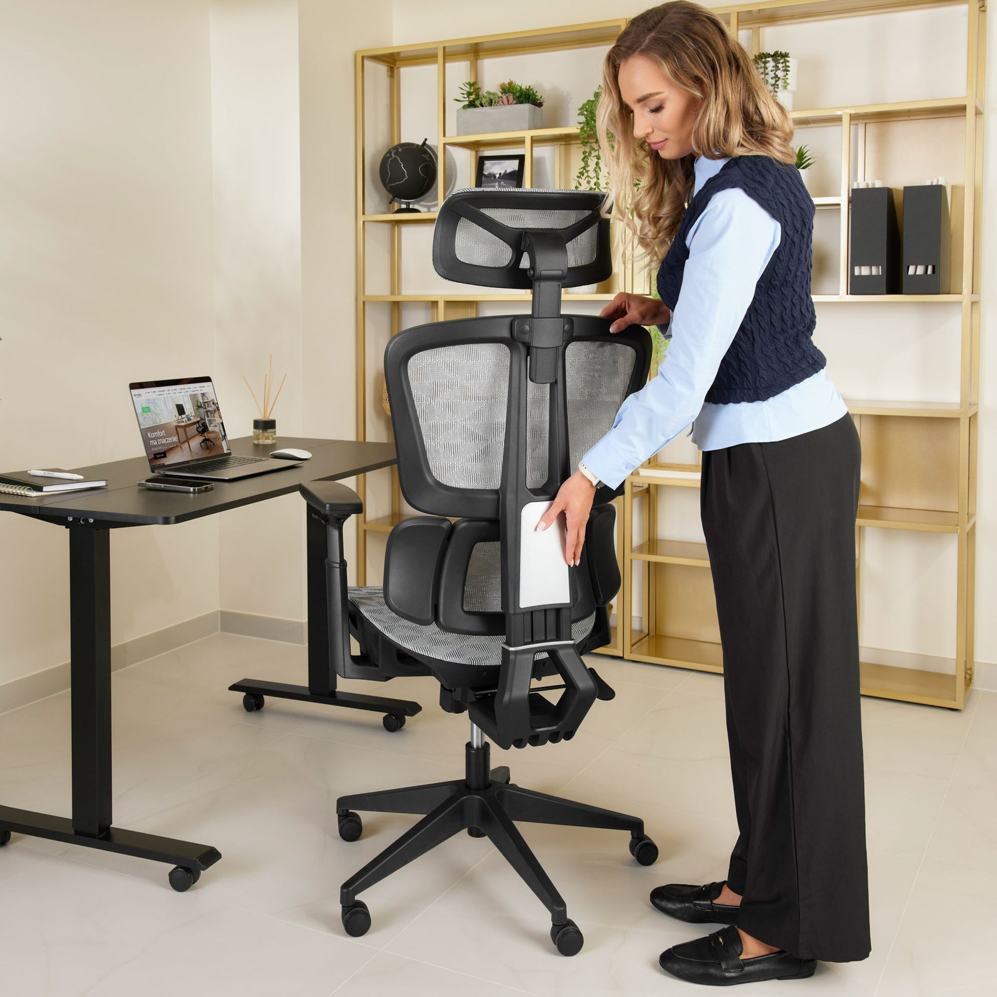 Ergonomické opěradlo židle Preda je vybaveno mechanismem nastavení výšky se čtyřstupňovou aretací