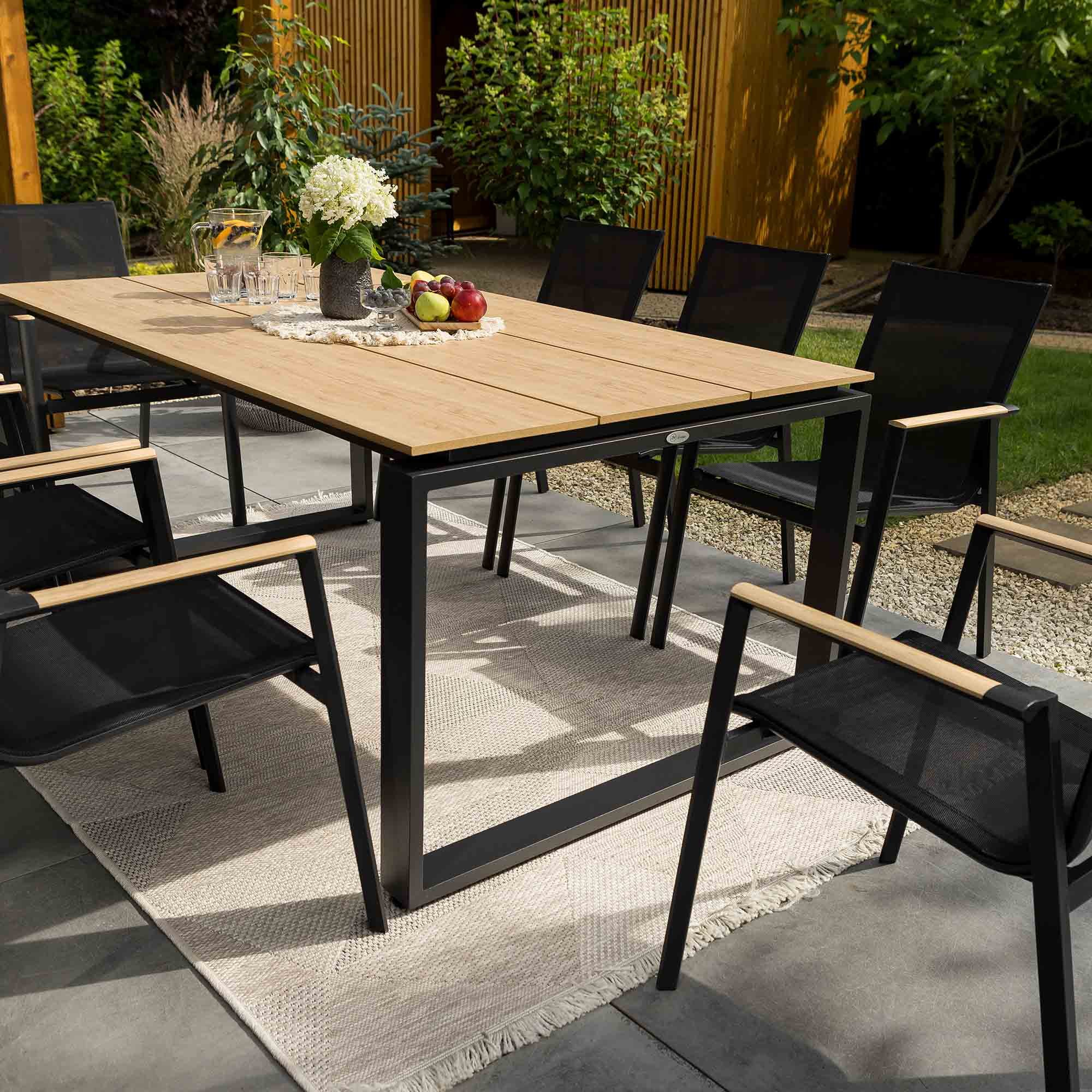 Židle v setu Perugia zajišťují pohodlnou relaxaci díky ergonomickému tvaru 