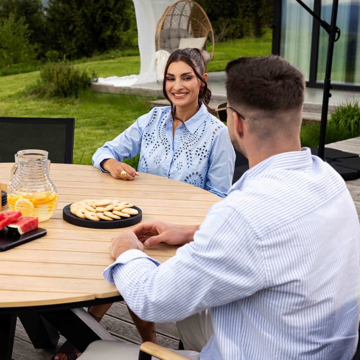 Kulatá stolová deska je vyrobena z moderního materiálu polywood