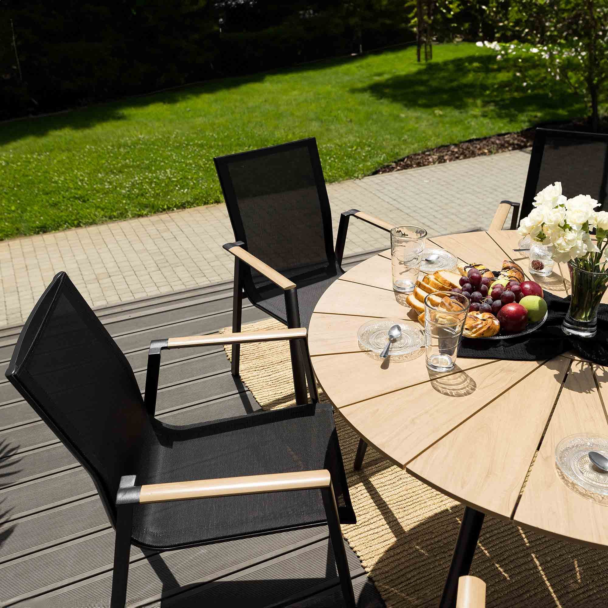 Kulatá stolová deska je vyrobena z mimořádně odolného polywoodu