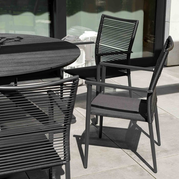 Sestava zahradního nábytku Ottana obsahuje pohodlné židle s područkami, jejichž design kombinuje stabilní a odolný hliníkový rám s opěradlem z kvalitního technoratanu a sedákem z látky Textilene.
