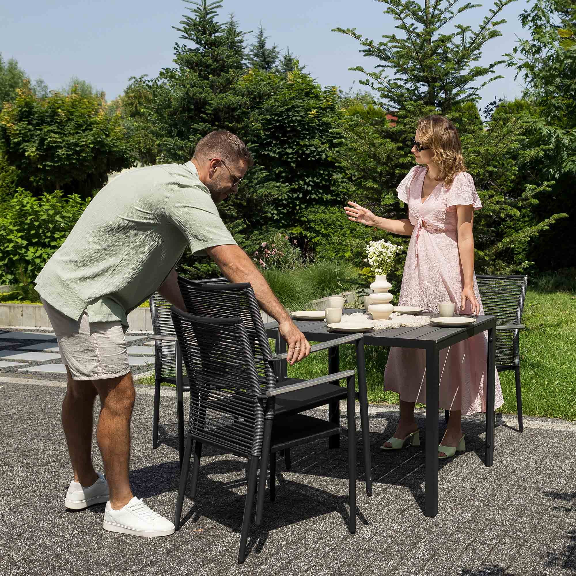 Židle v sadě Carinero jsou navrženy tak, aby jejich tvar umožňoval stohování