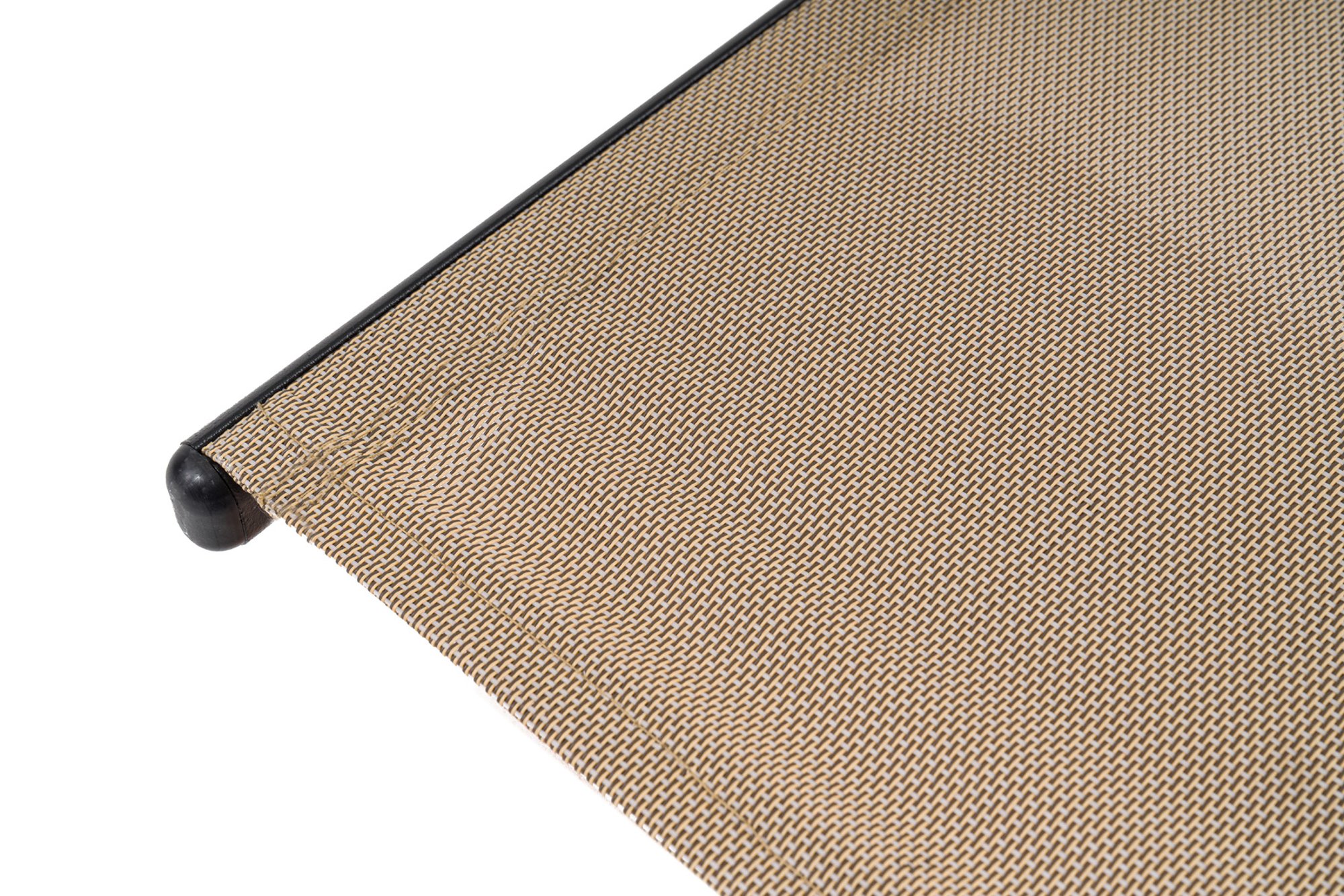 Vysoce kvalitní materiál Textilene, který byl použit v lehátku, vykazuje velkou flexibilitu a zároveň se v důsledku použití neroztahuje.