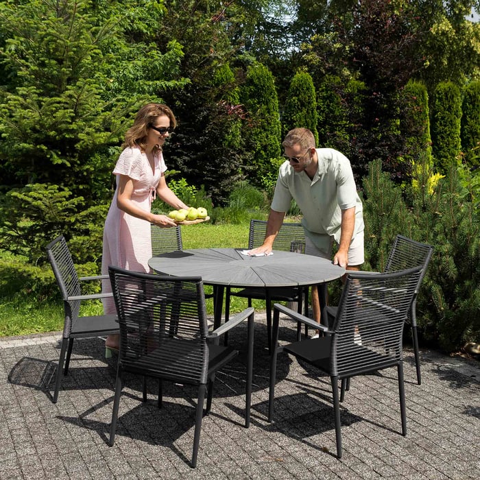 Nohy zahradního stolu Palermo a rám, na kterém je umístěna deska, jsou vyrobeny z černého lakovaného hliníku. 