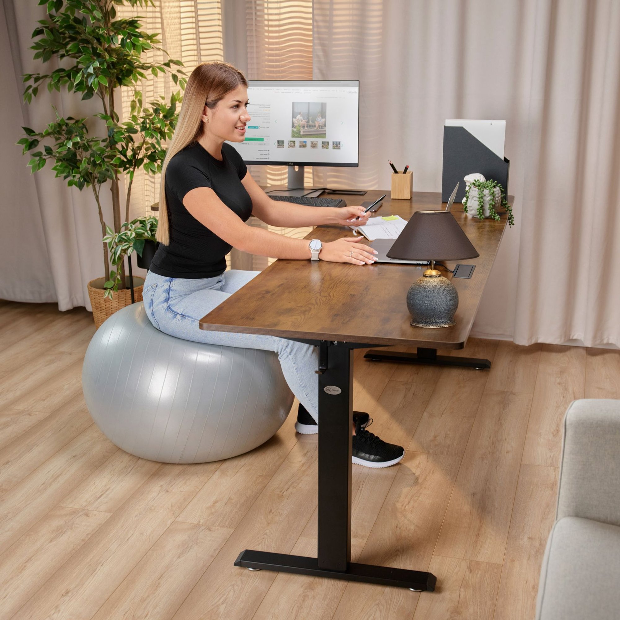 Montaro není jen pracovní stůl – jeho univerzální design a kompaktní rozměry 