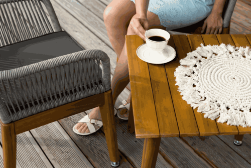 Jak zabránit viklání židlí a stolů na zahradu? 5 rychlých triků