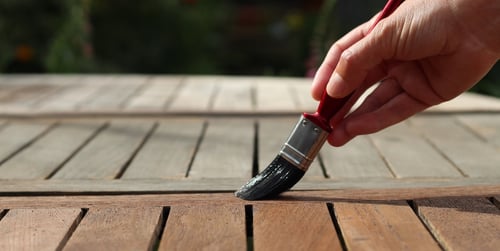 Jak pečovat o dřevěný zahradní nábytek – praktické rady a tipy