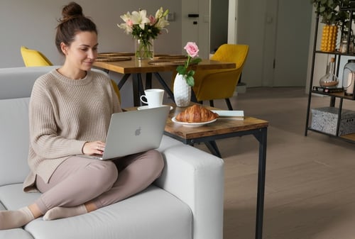 Odkládací stolek, malý kus nábytku, který usnadňuje život. Proč byste měli mít odkládací stolek pod notebook