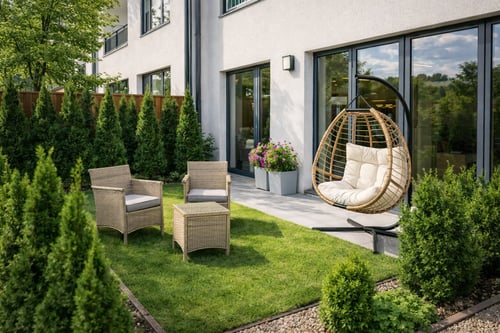 Malá zahrada u řadového domu: 5 konceptů, které fungují (bez pocitu přeplácání)