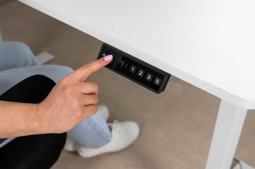Paměť poloh u elektrického stolu: jak ji nastavit a používat