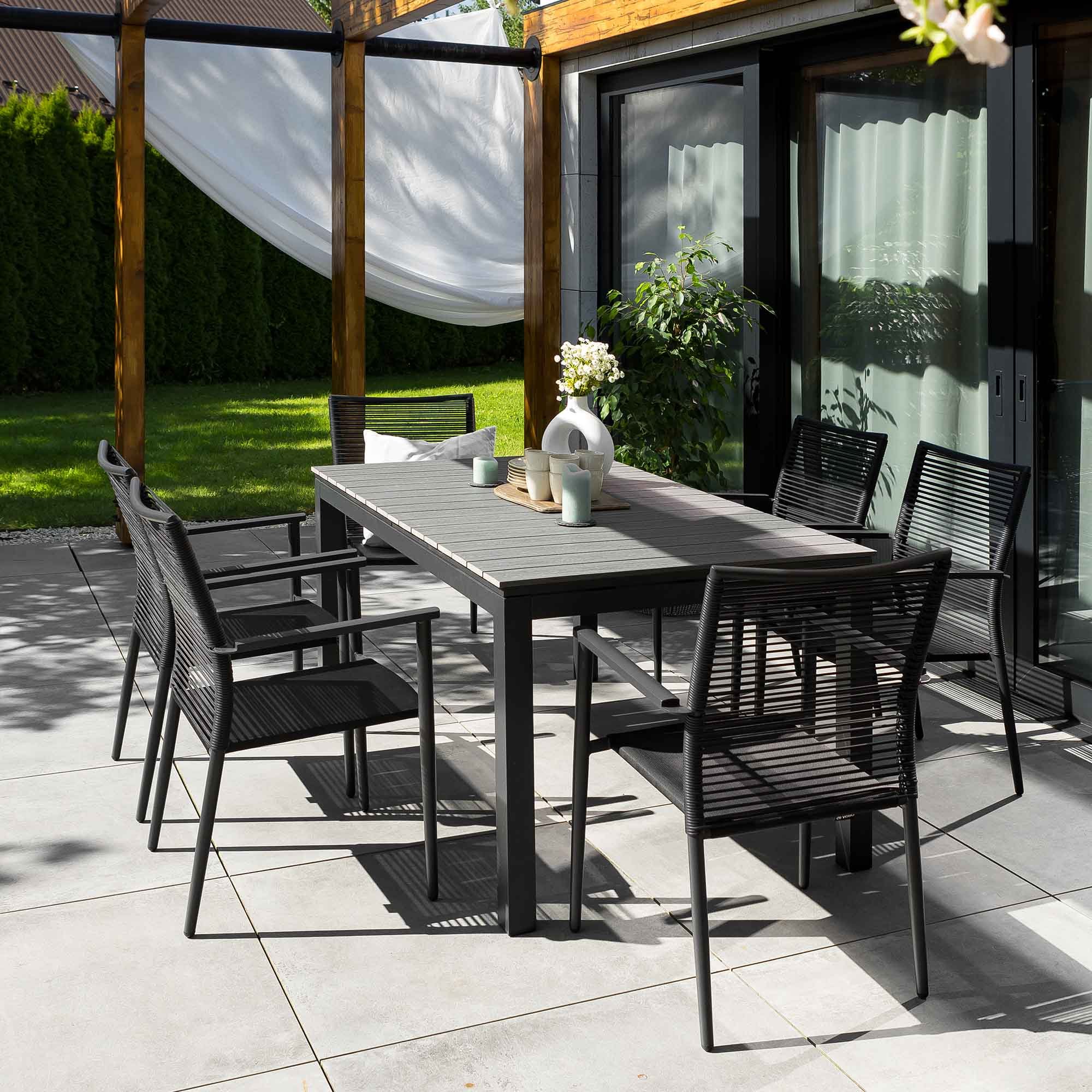 Obdélníková stolová deska je vyrobena z moderního plastu polywood