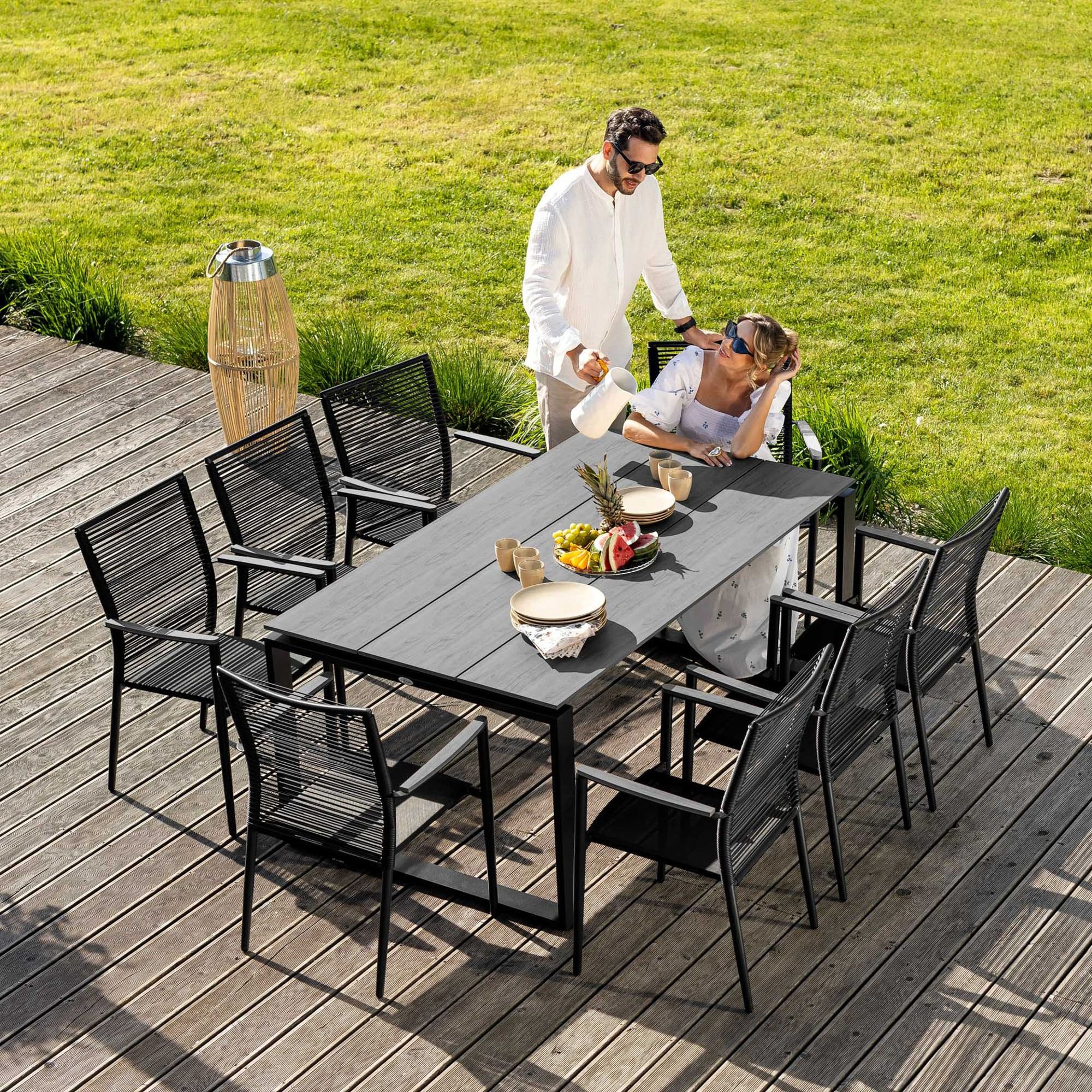 Konstrukce jídelního stolu Giovo je vyrobena z hliníku, díky čemuž je nábytek 