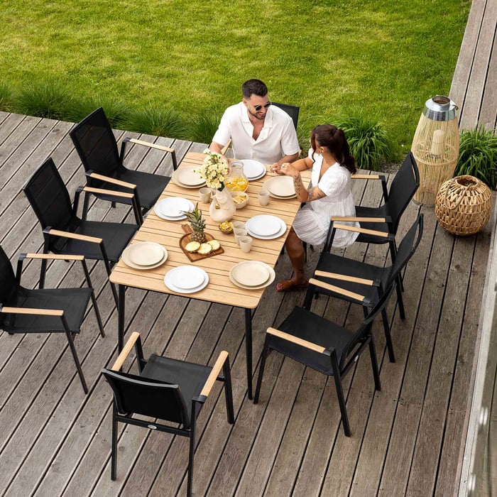 Funkční a elegantní zahradní stůl s prostornou deskou, který kombinuje stylový design a odolnost použitých materiálů. 