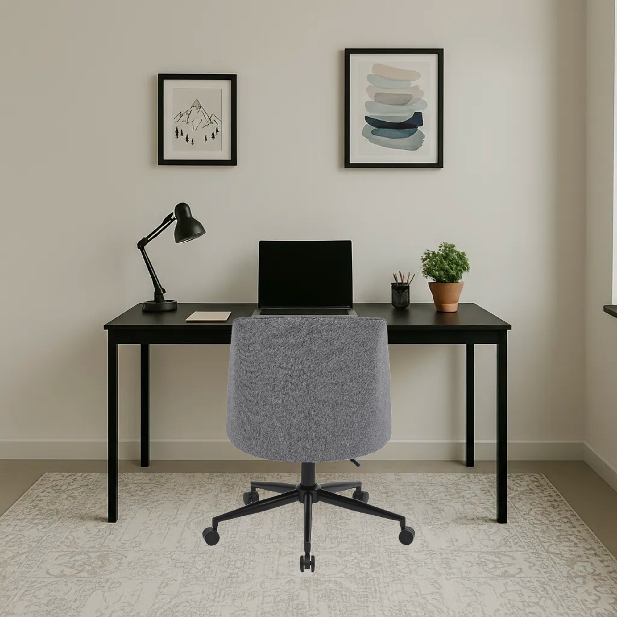 Pevná základna Fano je zárukou stability. Je vyrobena z kovu v elegantní černé matné barvě