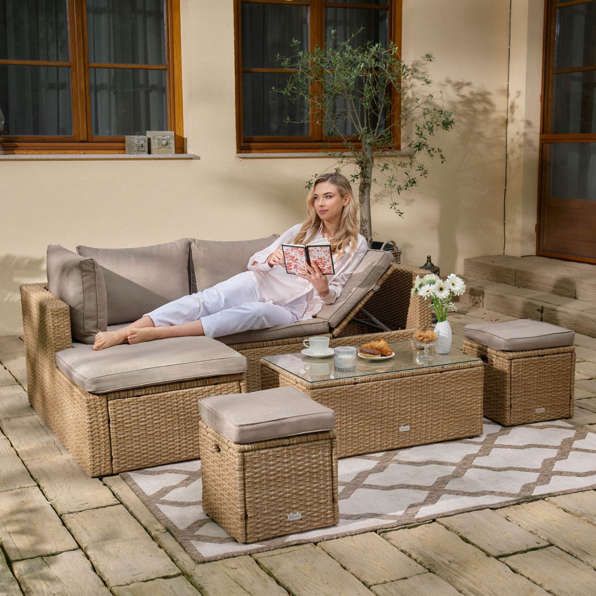 Rohová pohovka v sestavě Bologna nabízí praktickou vychytávku