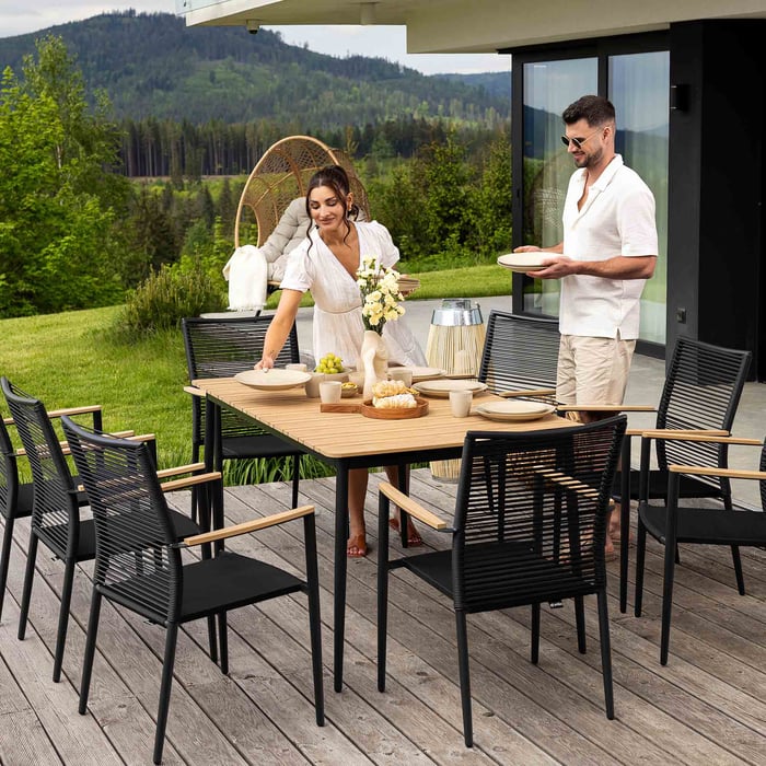 Funkční a elegantní zahradní stůl s prostornou deskou, který kombinuje stylový design a odolnost použitých materiálů. 