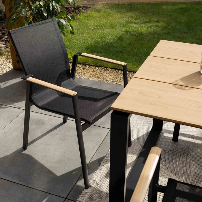 Židle  v setu Perugia zajišťují pohodlnou relaxaci díky ergonomickému tvaru a použití pečlivě vybraných materiálů.