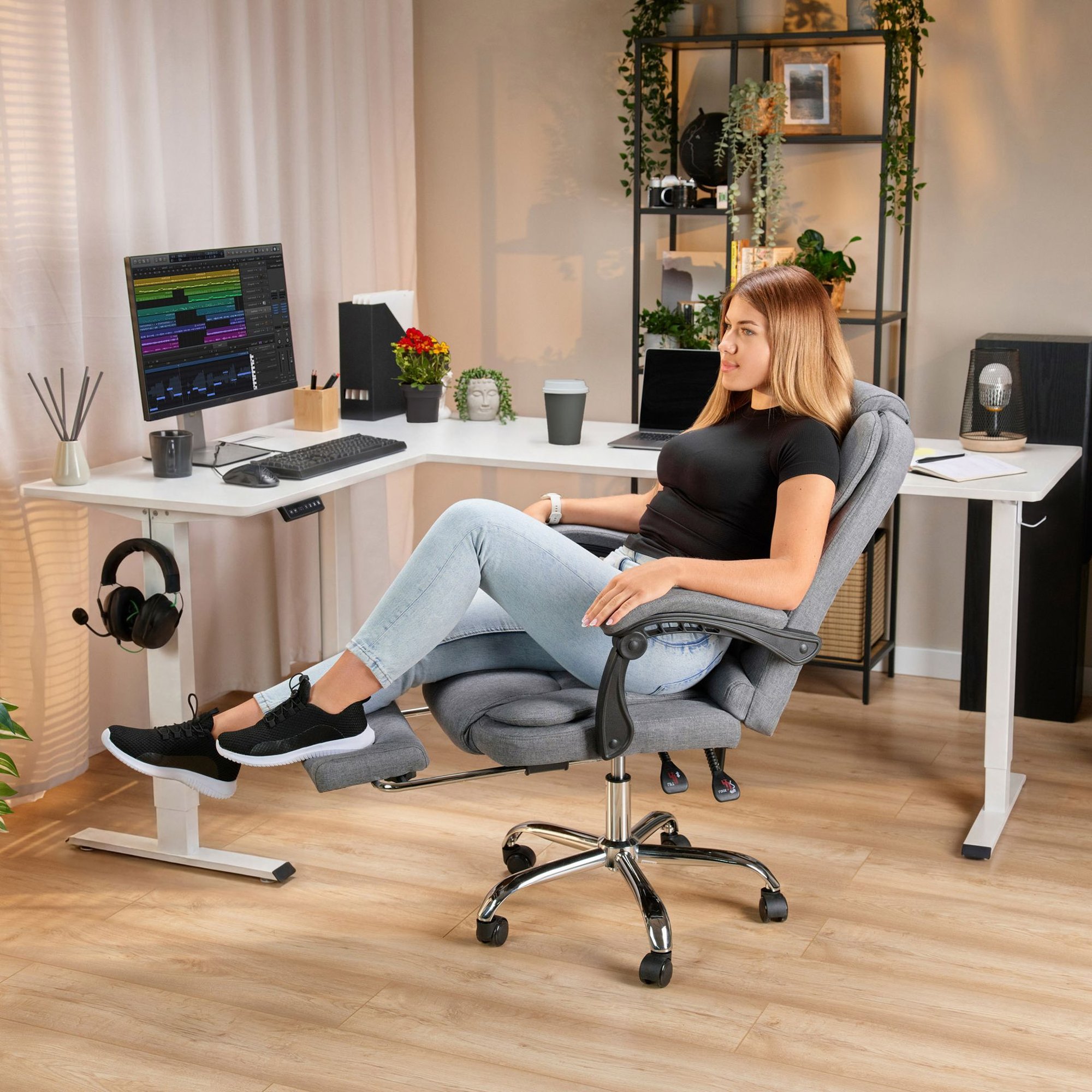 Pracovní deska rohového psacího stolu Trani je vyrobena z odolné dřevotřísky