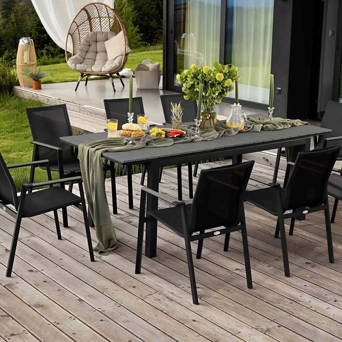 Židle ze sady Miranno mají praktickou funkci stohování