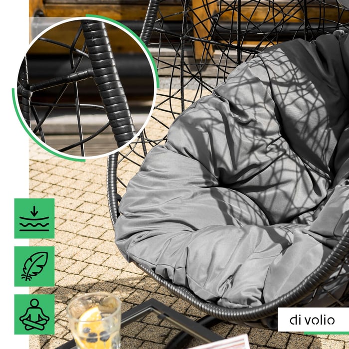 Vnitřek zahradního křesla je vyložen nadýchaným, měkkým polštářem