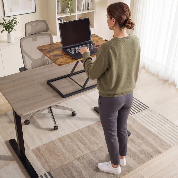Ergonomický nástavec pro notebook usnadňuje organizaci dne doma i
