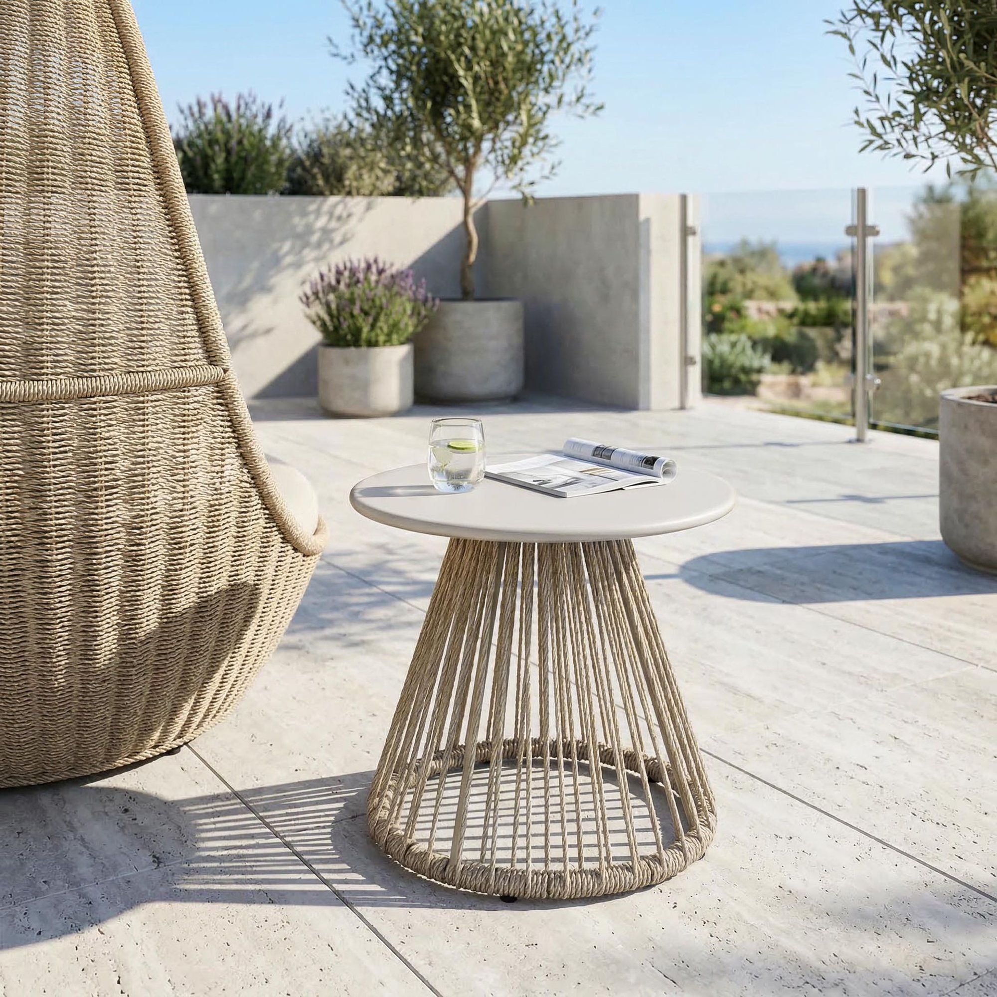 Kulatý zahradní stolek Caprio skvěle doplňuje křesla z naší relaxační kolekce