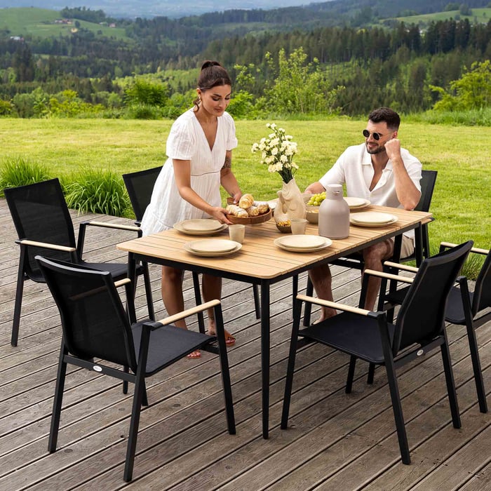 Funkční a elegantní zahradní stůl s prostornou deskou, který kombinuje stylový design a odolnost použitých materiálů. 