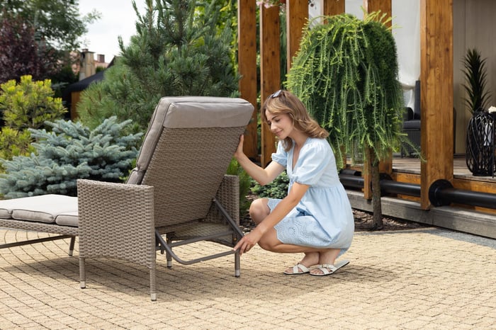 Díky svému ergonomickému tvaru vám křeslo Breso umožňuje relaxovat v pohodlné polopolohové poloze, která je ideální pro čtení, opalování nebo zdřímnutí. 