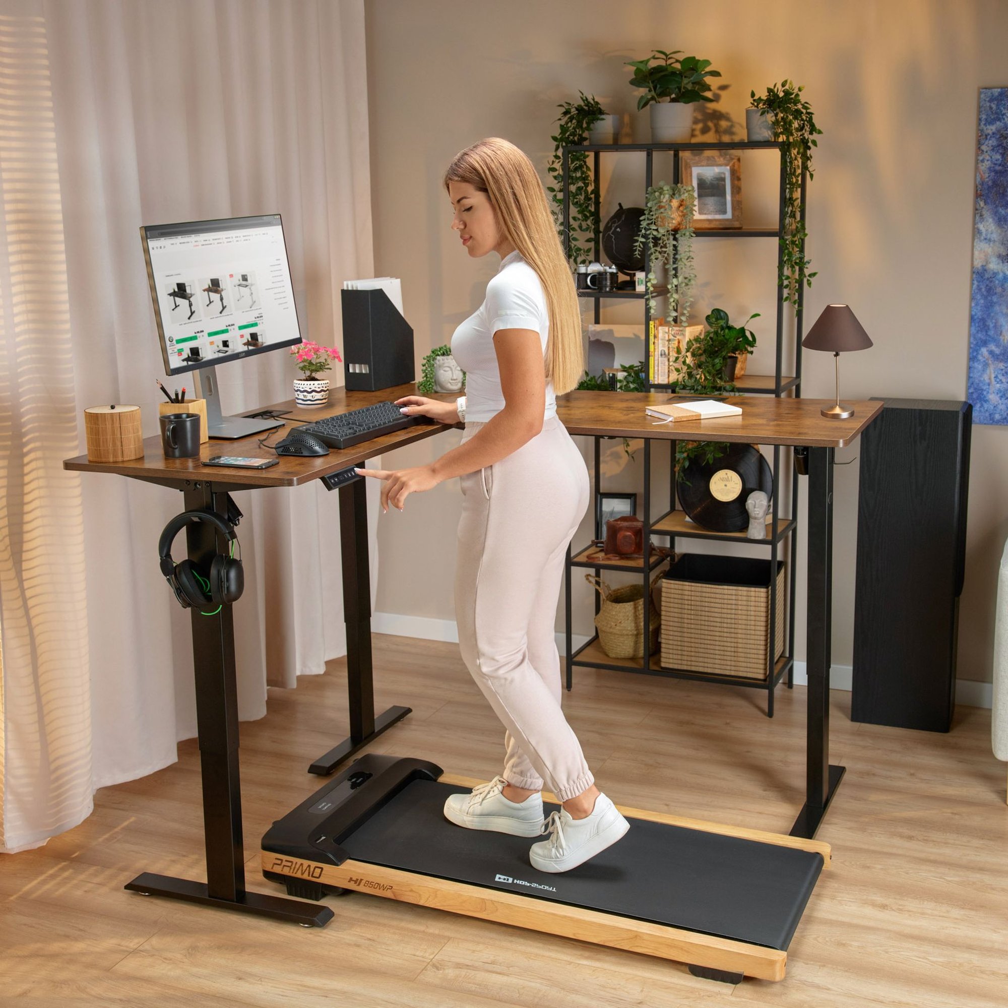 Rohový psací stůl Montaro je vybaven elektrickým mechanismem