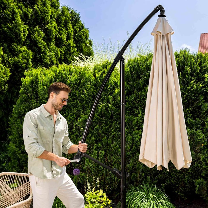 Zahradní slunečník Empoli je vybaven praktickým skládacím a rozkládacím mechanismem s klikou.