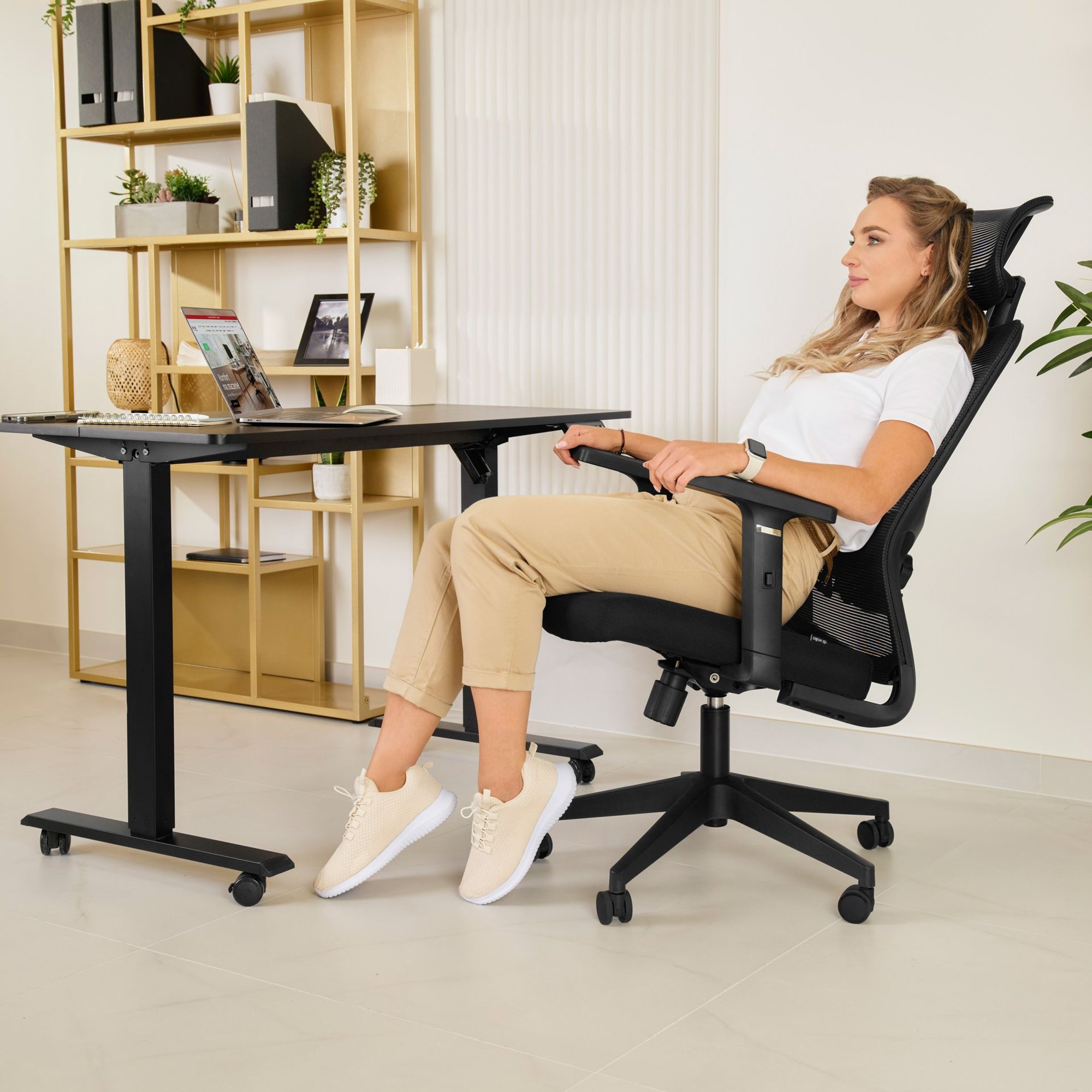 Kancelářské křeslo Piozano disponuje funkcí sklápění opěradla dozadu s možností jeho zablokování v pohodlné poloze.