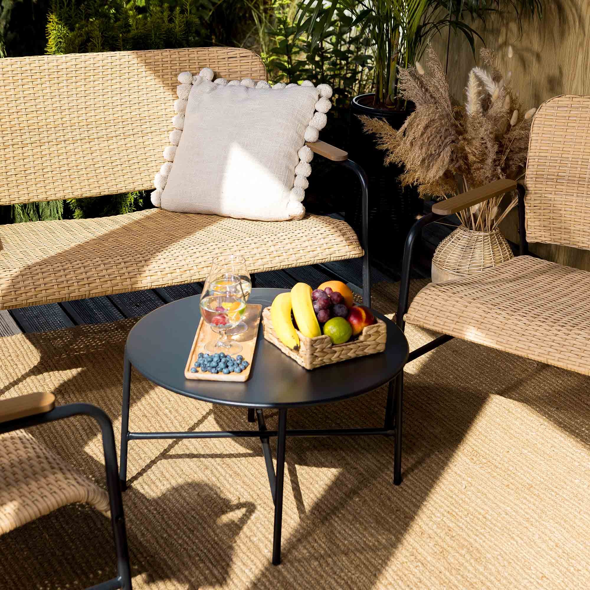 Kulatý kávový stolek černé barvy vyrobený z práškově lakované oceli 