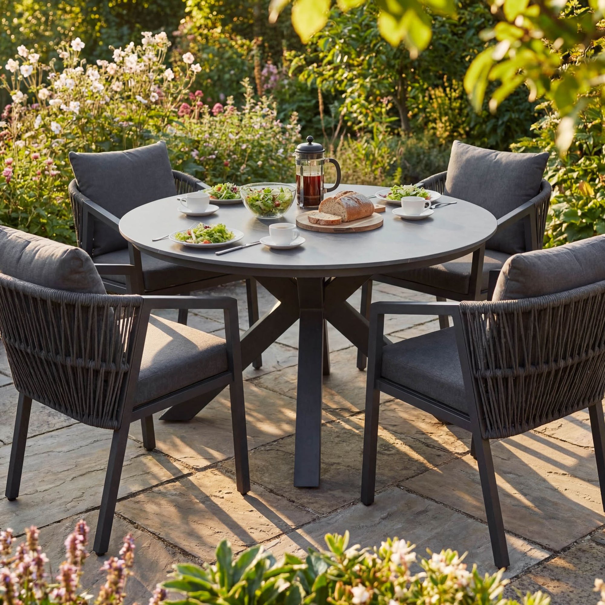 Kulatý stůl o průměru 115 cm je středobodem sestavy.