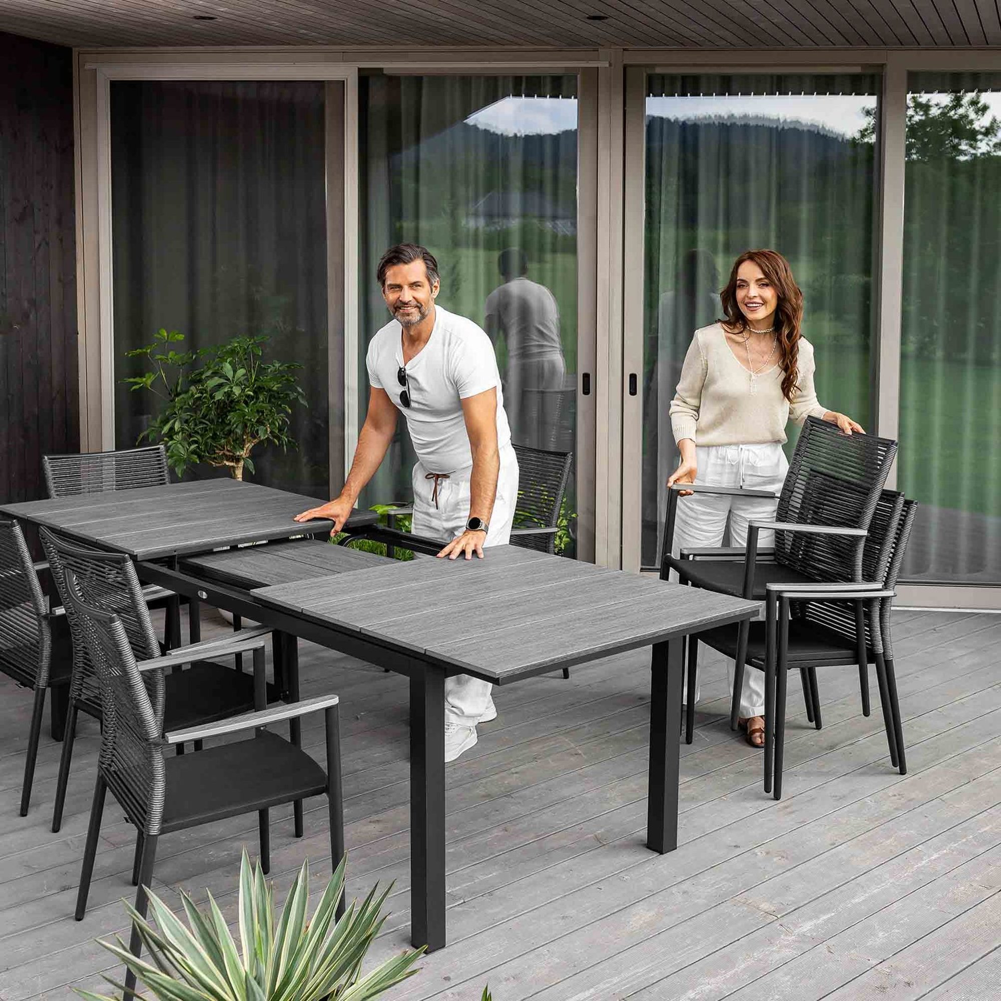 Sestavu doplňuje 12 stylových židlí v šedém odstínu, které se vyznačují moderním designem a ergonomickým tvarem.