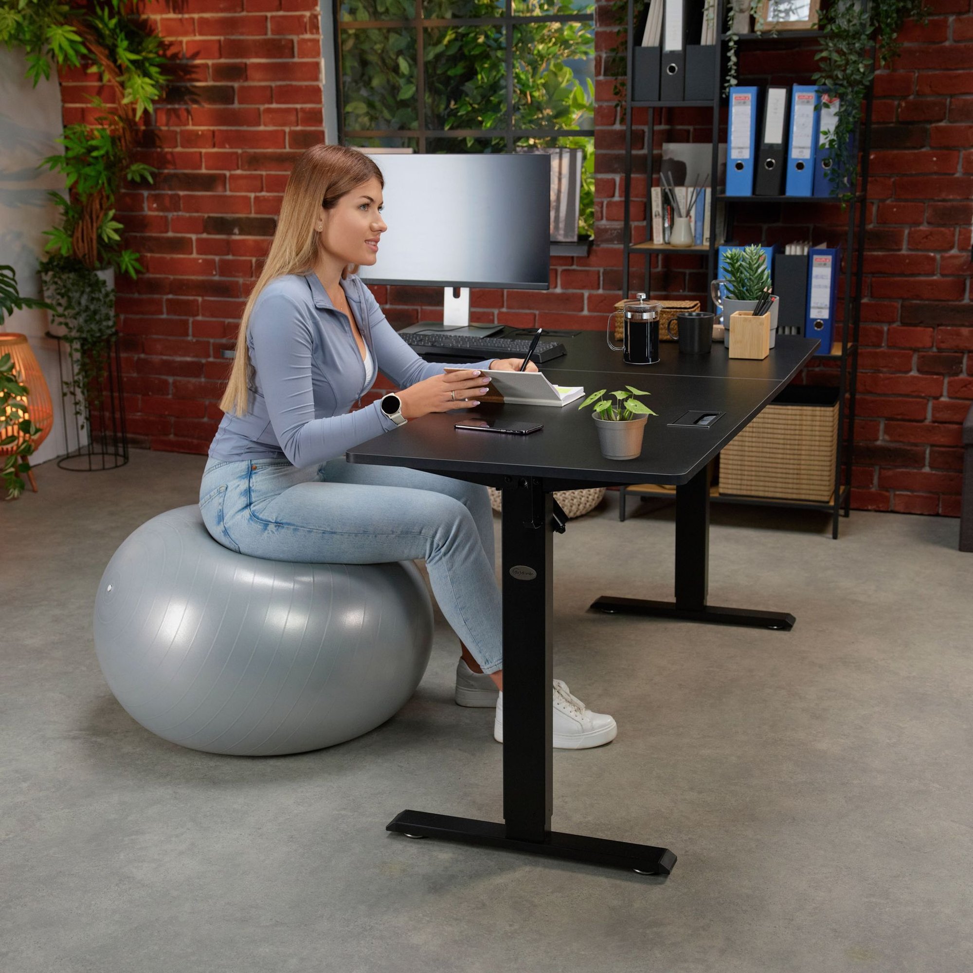 Montaro není jen pracovní stůl – jeho univerzální design a kompaktní 