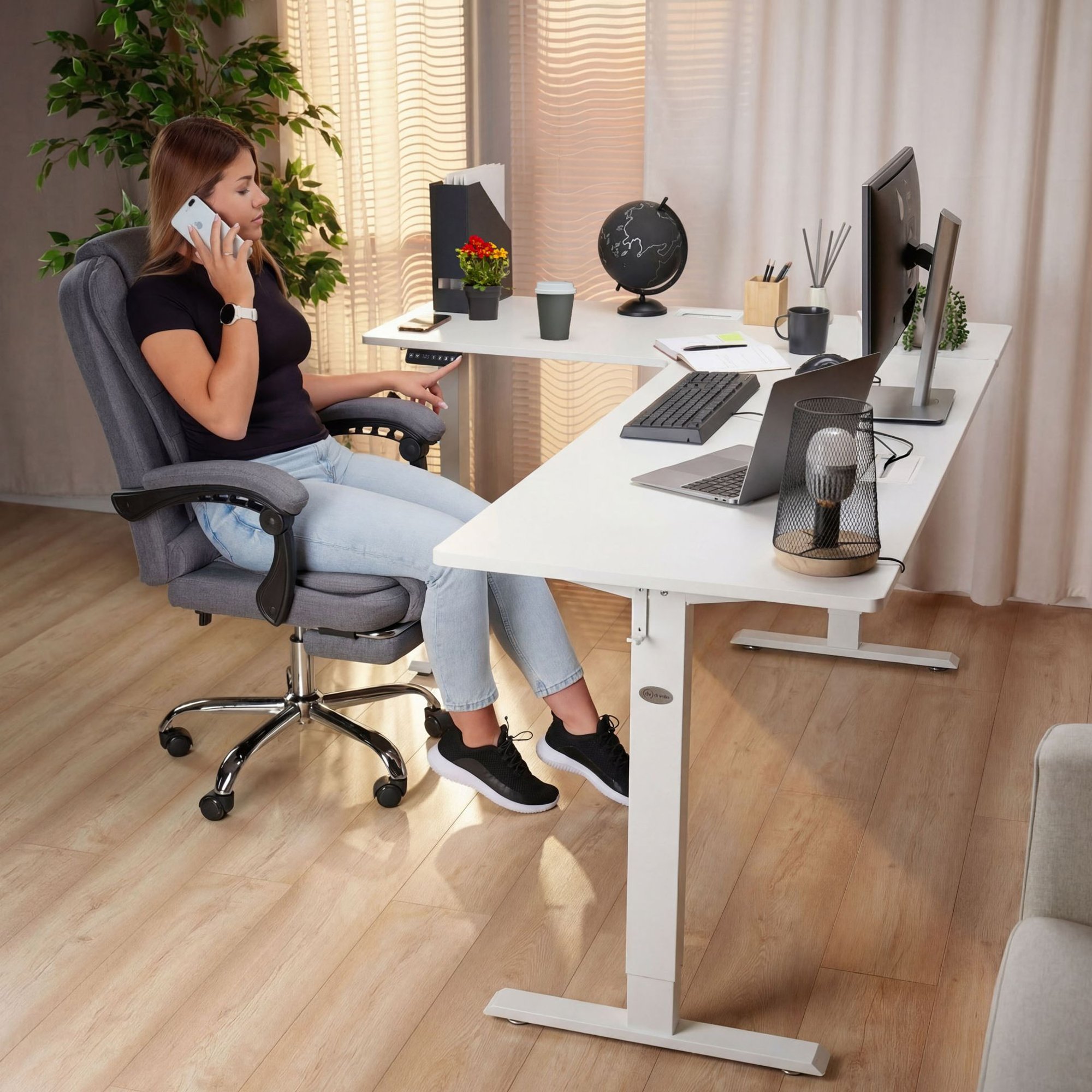 Rohový pracovní stůl Trani má konstrukci o rozměrech 192 × 137 cm