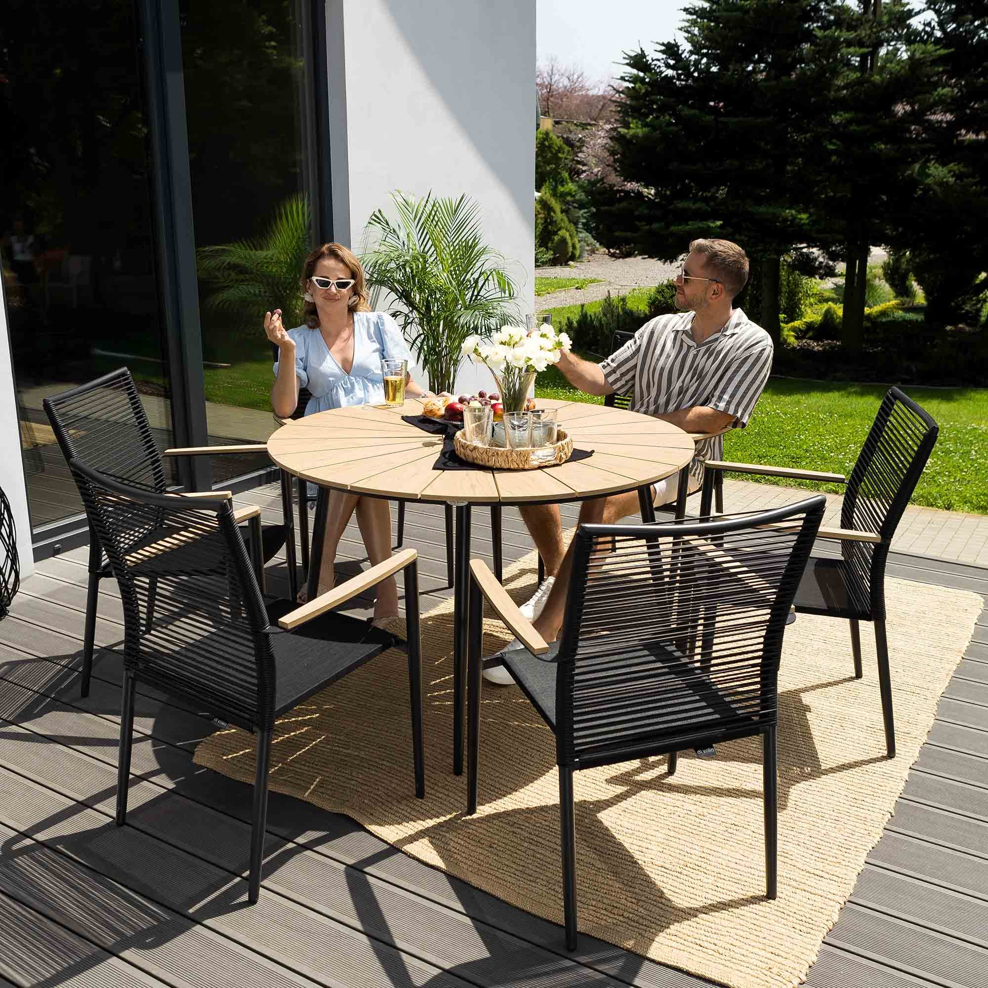 Nohy zahradního stolu Palermo a rám, na kterém je umístěna deska