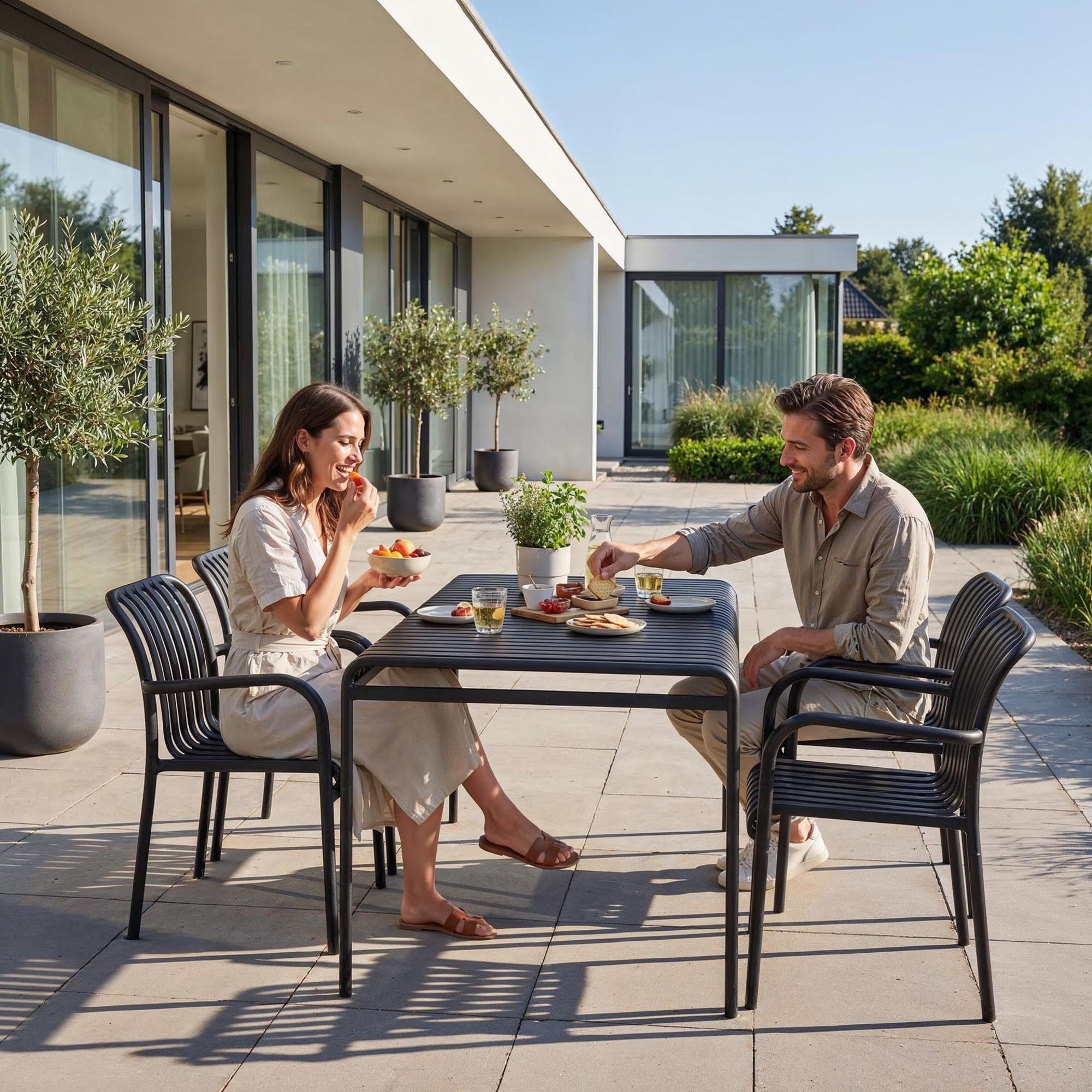 Tento kovový zahradní stůl o délce 130 cm se skvěle hodí do moderních aranžací teras a zahrad.