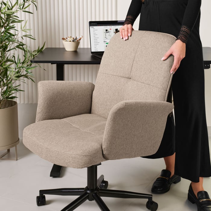 Látková kancelářská židle Parmo stojí na kovové základně v elegantním matném provedení.